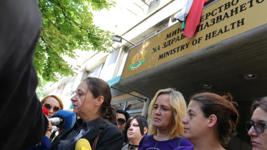 Родители на деца с онкологични заболявания протестираха пред МЗ