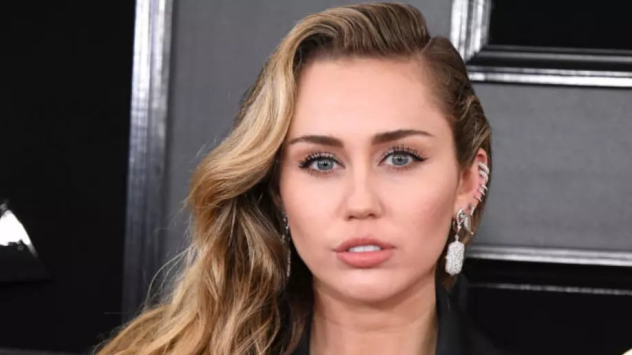 На гости в шикозния дом на Майли Сайръс, обзаведен от майка ѝ (СНИМКИ)