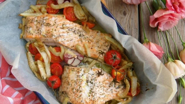 Печена сьомга по средиземноморски