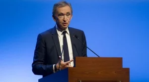 Бернар Арно може да стане най-богатият човек в света