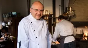 Жената на шеф Манчев показа супер тяло на юбилея му (СНИМКА)