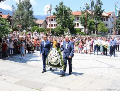 Градът на Вапцаров сведе глава пред паметта му