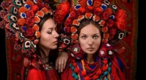 Жени показват красотата на традиционните славянски венци