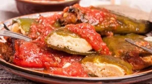 Пълнени чушки със сирене, яйца и доматен сос