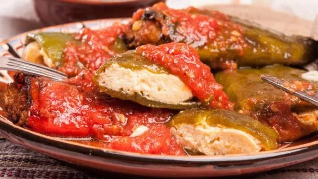 Пълнени чушки със сирене, яйца и доматен сос