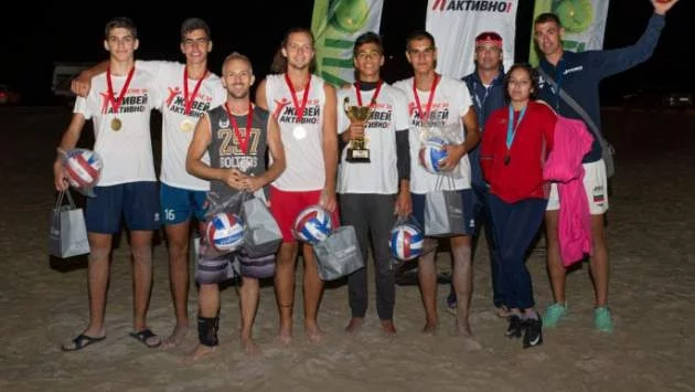 16-годишни варненци са носители на трофея Нестле за Живей Активно! Volleyball Night League 2019