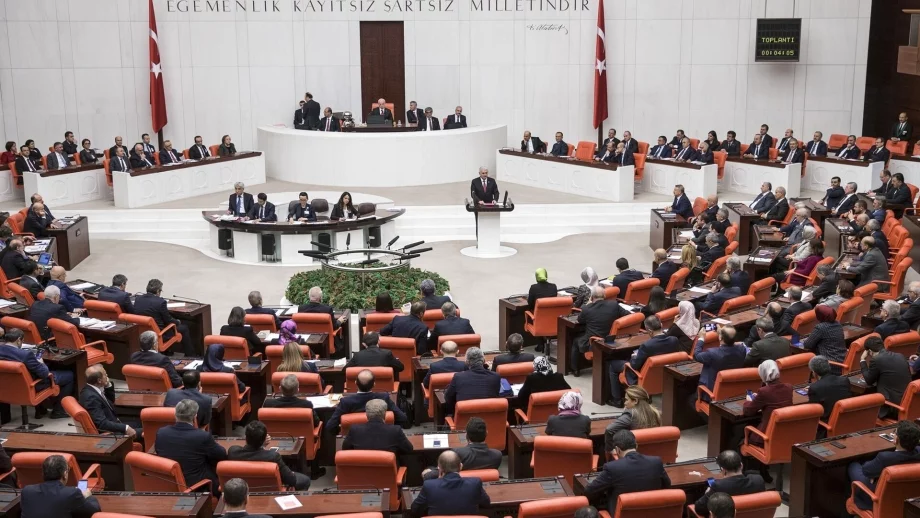 7000 лева заплата не стигат на турските депутати, искат повече