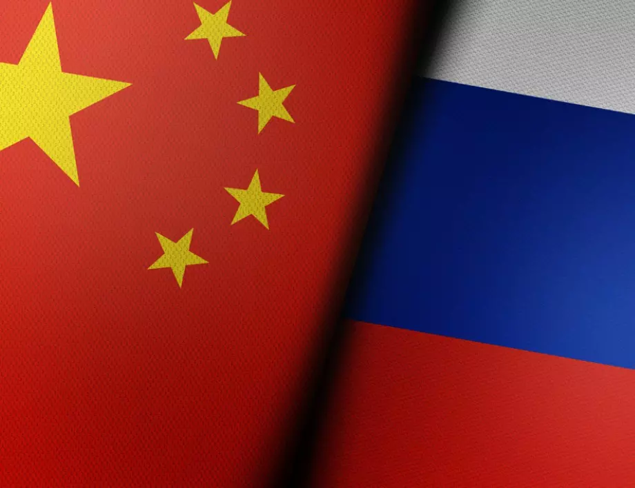 "Да танцуваш върху кости": как Русия и Китай преиначават историята