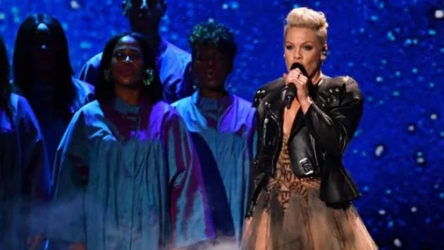 Самолетът на Пинк се запали