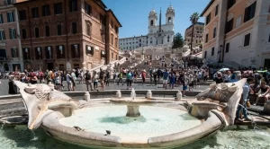 Рим глобява туристите с до 400 евро, ако седят на Испанските стълби