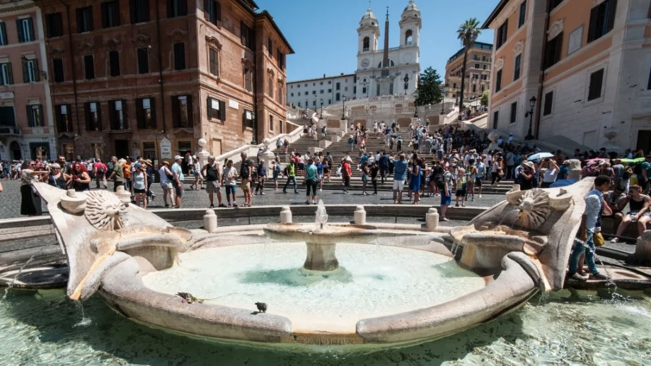 Рим глобява туристите с до 400 евро, ако седят на Испанските стълби