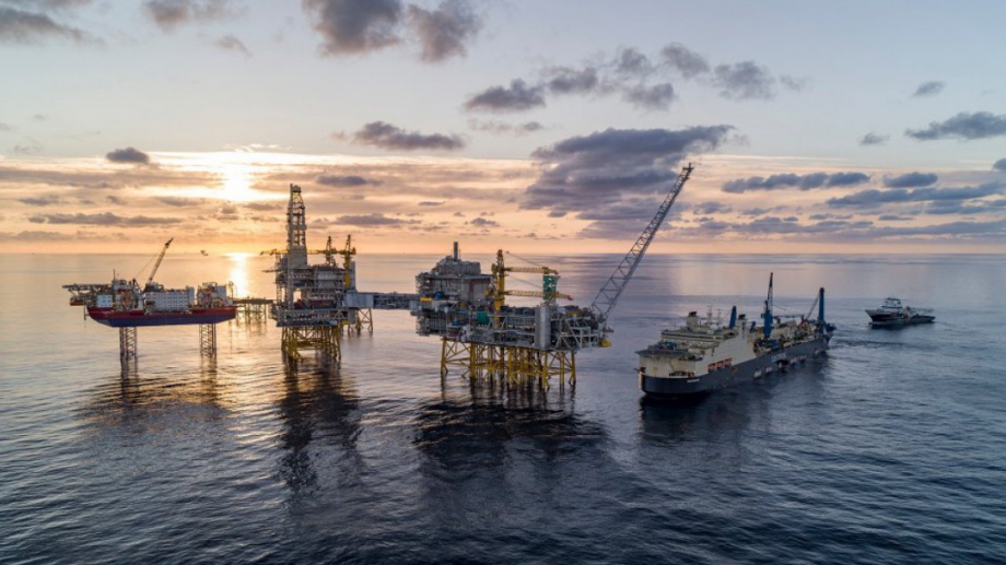 Норвегия ще продължи да проучва за петрол и газ, заяви