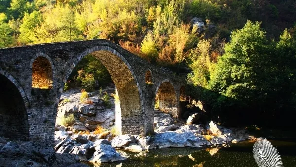 Поздрави от сенките на призрачното село