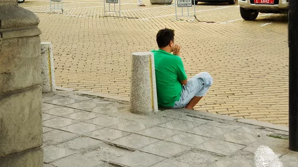 Път с жълти павета