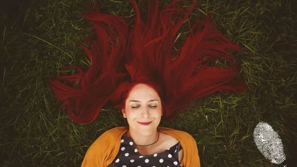 Необичайната поезия на цветната коса