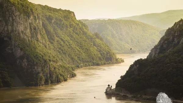 ...тих бял Дунав се вълнува, весело шуми
