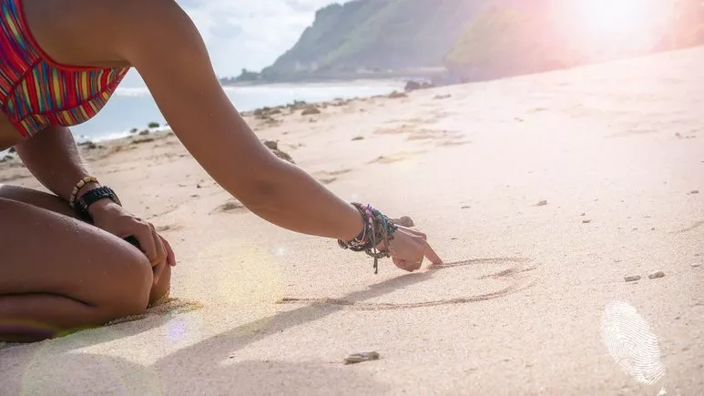 Как се маркира място на плажа? Хвърляш джапанките. Твое завинаги