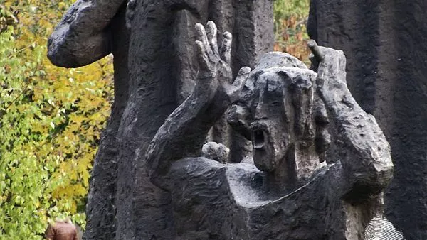 чрез мълчание се самоизричам