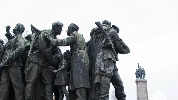 под паметника