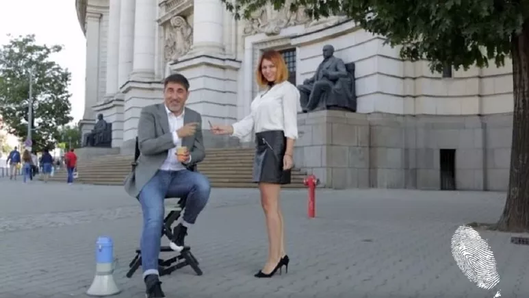 Къса кожена пола, кафенце и сметанка