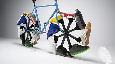 А някой кара колело