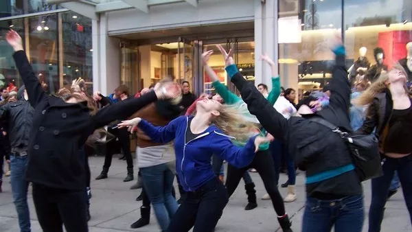 Горе ръцете!