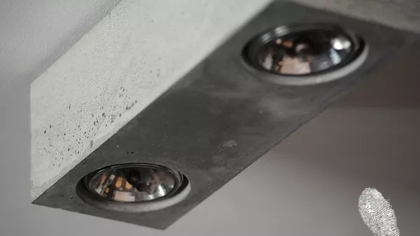 Под светлините на прожекторите