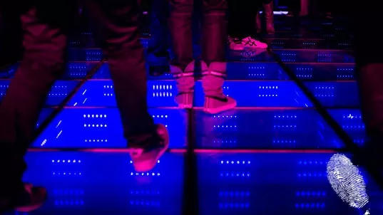 С бодра стъпка