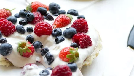 На тортата малинката