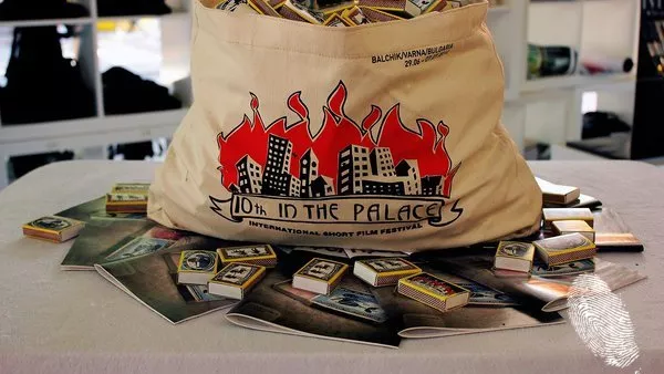 Дворецът чака