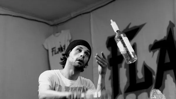 Танцуващите с бутилки