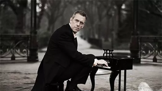 Хю Лори в България