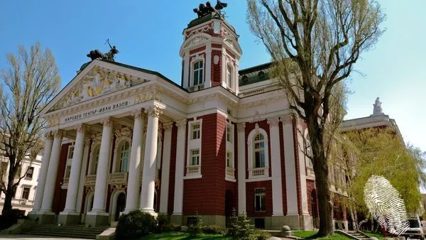 Идва време и за театър