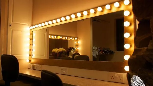 Зад завесата