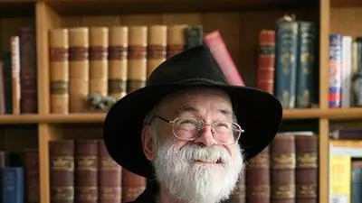 Тери Пратчет ще ни разсмее за сбогом