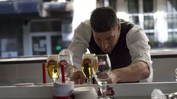 Сипи ми бира и иди в Лондон