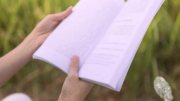 С книга в ръка