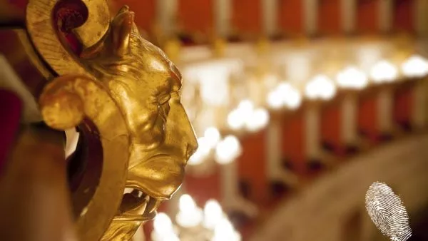 В света на артистите