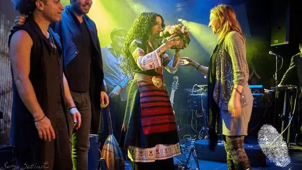 Азам Али с подарък за България