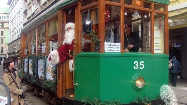 Всички на коледното трамвайче