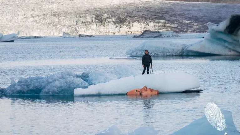 Снимка на деня: Мистериозното лице върху ледените шелофве