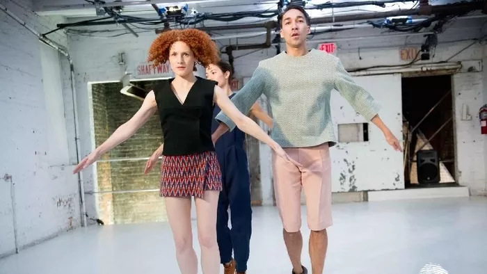 Пърформанасът Relative Collider или мястото, където движението и текстът се пресичат