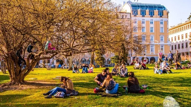 Пролет пукна, ние не