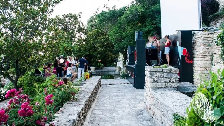 Сцена на брега на морето