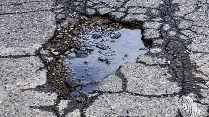 Ежедневието на една българска пътна дупка