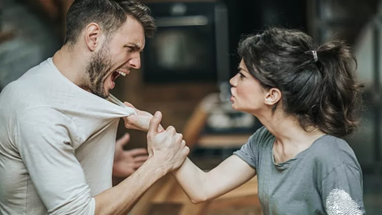 Мразя те, но повече те обичам!