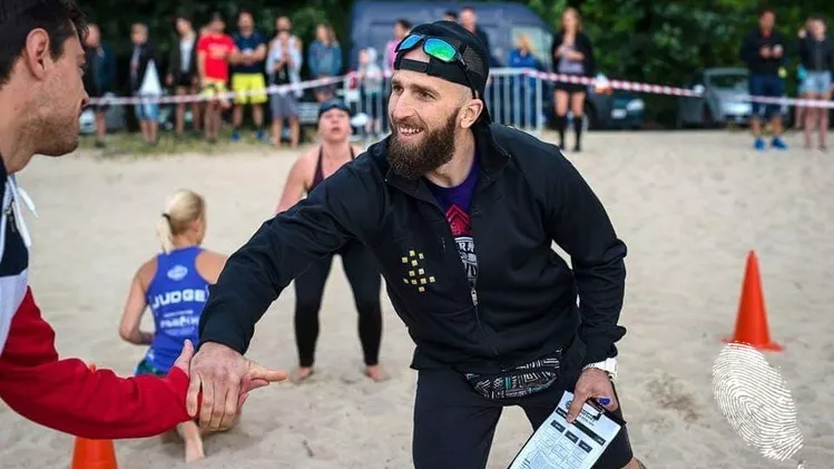 Све, който е много як