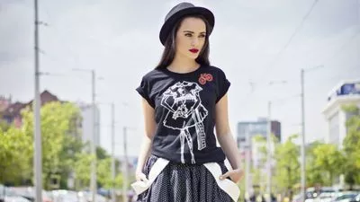 Стиска ли ти