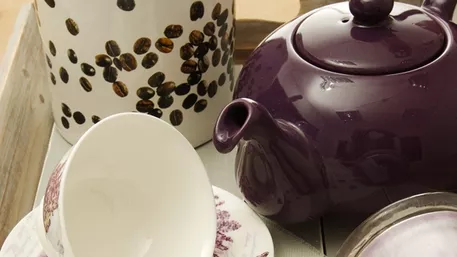 На масичката до фотьойла