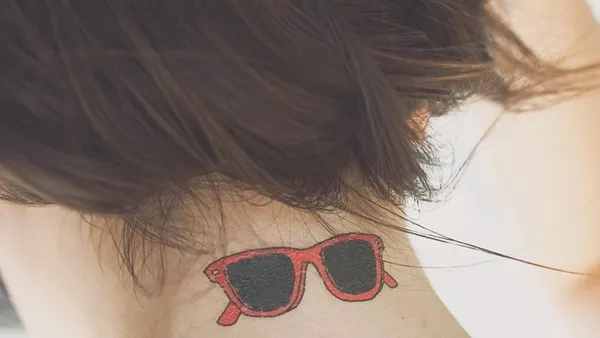 Един зад врата